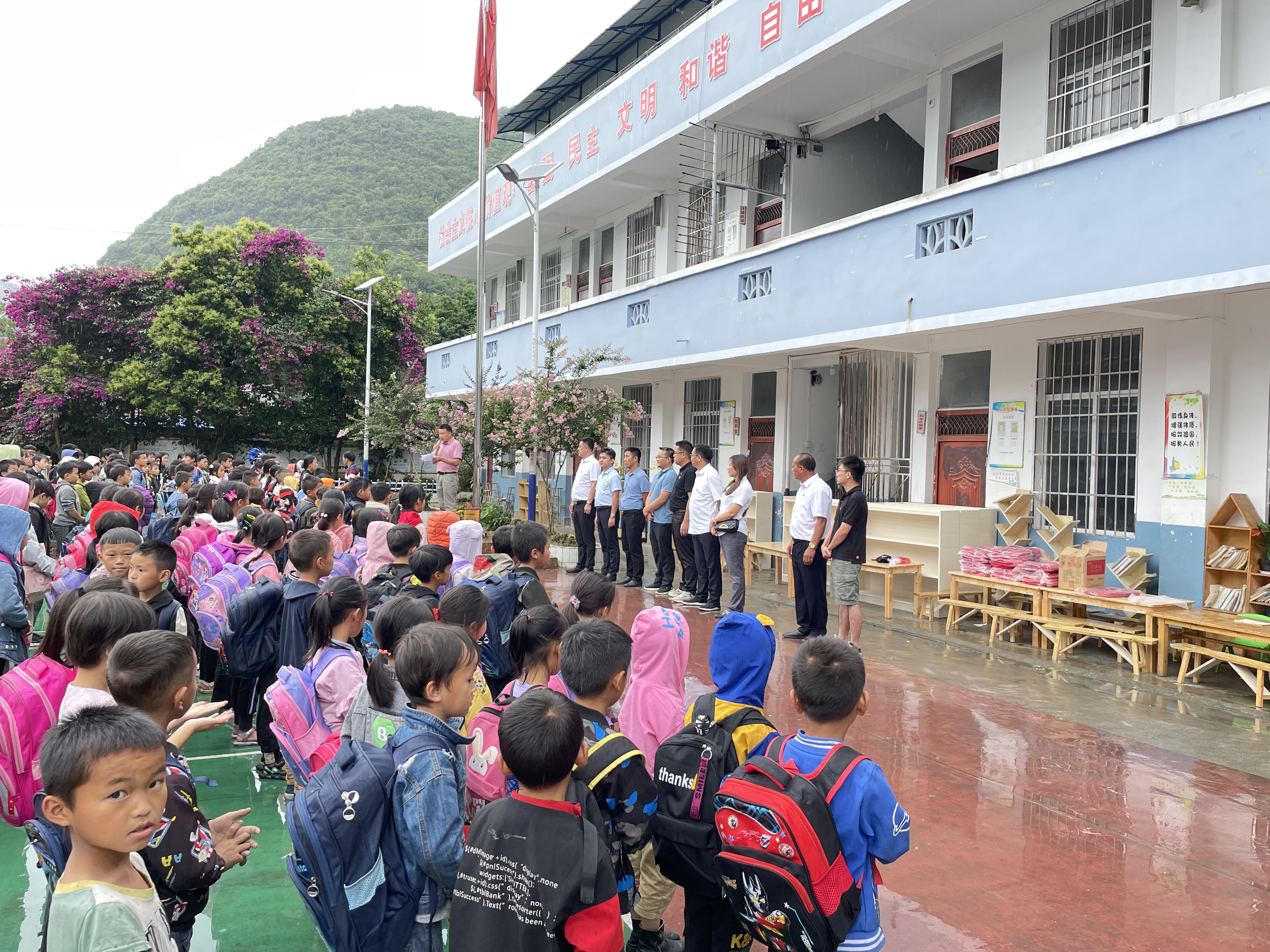獻出一份愛心  托起一片希望—百色市隆林各族自治縣德峨鎮(zhèn)弄雜村小學(xué)愛心捐贈活動